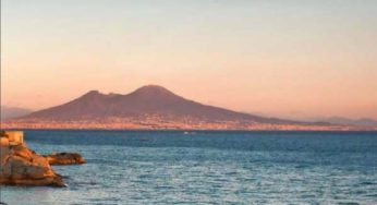 Napoli una città sorprendete. Accomodatevi, per piacere.