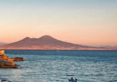 Napoli una città sorprendete. Accomodatevi, per piacere.