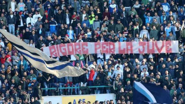 Napoli: L'ironia della Curva B "rigore per la Juve"