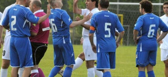 Rissa alla partita di beneficenza tra poliziotti e amministratori