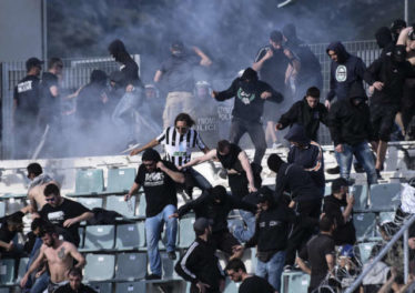 Coppa di Grecia scontri tra tifosi del Paok e Aek Atene.