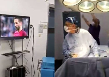 Assurdo medici cileni esultano mentre operano. I chirurgi si fanno in stallare un televisore in sala operatoria ed iniziano a tifare durante un intervento.