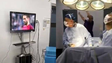 Assurdo medici cileni esultano mentre operano. I chirurgi si fanno in stallare un televisore in sala operatoria ed iniziano a tifare durante un intervento.