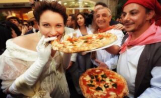 La pizza Napoletana nella top ten dei 50 piatti migliori del mondo. La World food 50 best della Cnn vede il piatto Napoletano al secondo posto.