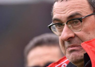 Una norma Uefa ha fatto arrabbiare Sarri. L'allenatore del Napoli si è sfogato....