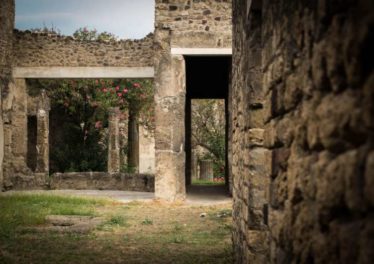 Turista spagnolo fa la cacca negli scavi di Pompei