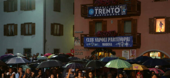 4 calciatori incontrano i tifosi. Il Napoli abbraccia i Napoletani. Stasera in piazza a Dimaro le consuete domande dei tifosi.