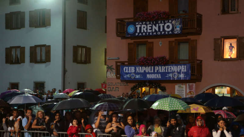 4 calciatori incontrano i tifosi. Il Napoli abbraccia i Napoletani. Stasera in piazza a Dimaro le consuete domande dei tifosi.