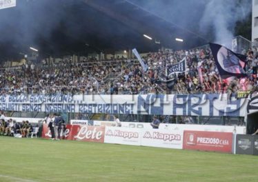 Napoli-Chievo 70 ultrà entrano senza biglietti. Tafferugli con la polizia Cori e scritte contro la Tessera del tifoso.