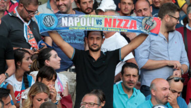 Il Napoli batte 2-0 il Nizza nell'andata del preliminare di Champions League. Il pubblico festeggia cantando il coro "chi non salta è juventino". Apparso uno striscione polemico verso la UEFA