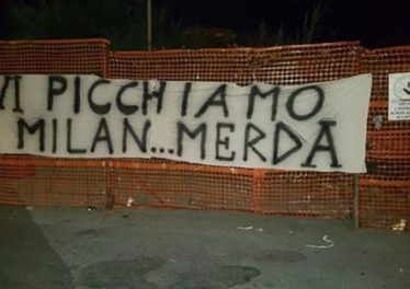 Catania tifosi del Milan picchiati, derubati e denudati. Catanesi assaltano un bus di milanisti vicino lo stadio, 30 tifosi aggrediti e derubati.