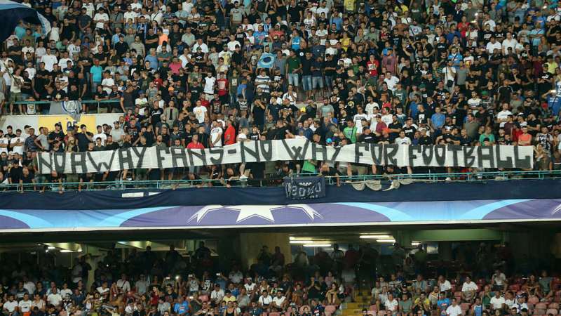 Il Napoli batte 2-0 il Nizza nell'andata del preliminare di Champions League. Il pubblico festeggia cantando il coro "chi non salta è juventino". Apparso uno striscione polemico verso la UEFA
