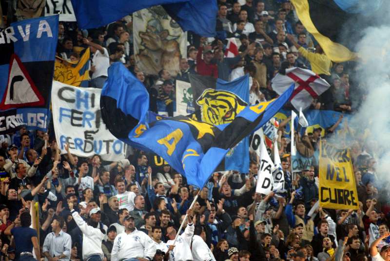 Aveva chiesto di abbassare una bandiera. San Siro ultras dell'Inter picchiano padre e figlioletta. Daspo di 5 anni per il membro della Curva Nord interista.
