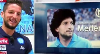 FOTO – Mertens guarda il fotomontaggio di Napolipiu: reazione da fuoriclasse
