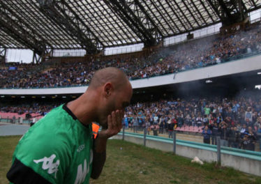 Quante emozioni per Napoli-Sassuolo. Cannavaro si commuove per lo striscione. Insigne salta ai cori anti juve.