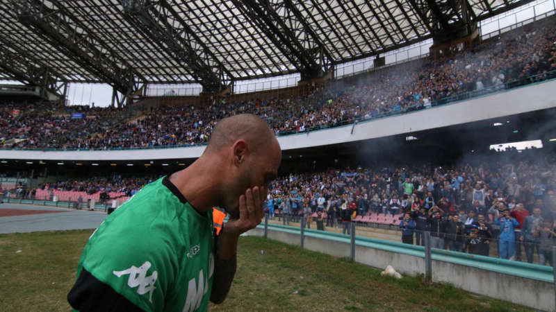 Quante emozioni per Napoli-Sassuolo. Cannavaro si commuove per lo striscione. Insigne salta ai cori anti juve.