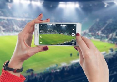 Le partite di calcio in streaming sul social sono una realtà, grazie a Facebook Watch. Si realizza la visione di De Laurentiis: Arriva il calcio 4.0.