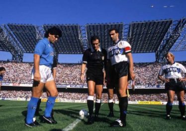 Napoli-Inter come 28 anni fa. Ventotto anni dopo  lo stesso calendario. Ottava con la Roma, la nona con l’Inter, la decima con il Genoa. Ecco come finì.