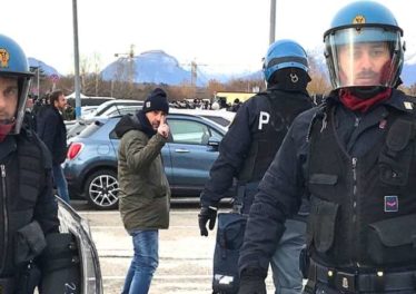 Udinese-Napoli tafferugli all'esterno della Dacia Arena . Scontri tra Napoletani e friulani prima della partita interviene la polizia.