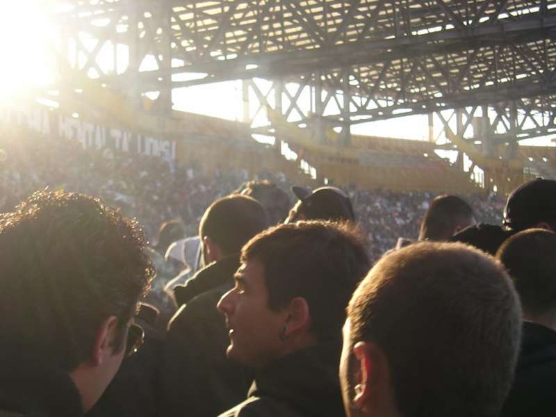 Allo stadio San Paolo alcuni tifosi minacciati nei distinti, costretti ad abbandonare i propri posti, nella totale indifferenza degli steward.