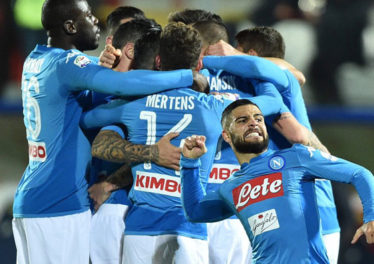 Napoli vince a Crotone ed è campione d'inverno