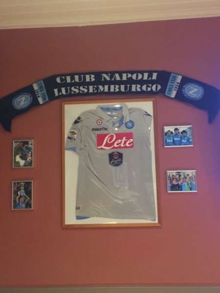 Club Napoli Lussemburgo. Al centro dell'Europa un gruppo di Napoletani ha creato un piccolo mondo partenopeo. Tifo e passione nel Granducato azzurro.