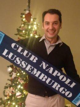 Club Napoli Lussemburgo. Al centro dell'Europa un gruppo di Napoletani ha creato un piccolo mondo partenopeo. Tifo e passione nel Granducato azzurro.