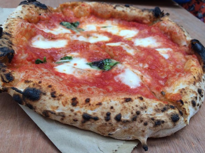 Unesco la pizza napoletana patrimonio dell'umanità. L’arte dei pizzaioli napoletani è patrimonio mondiale. Grande riconoscimento per Napoli.