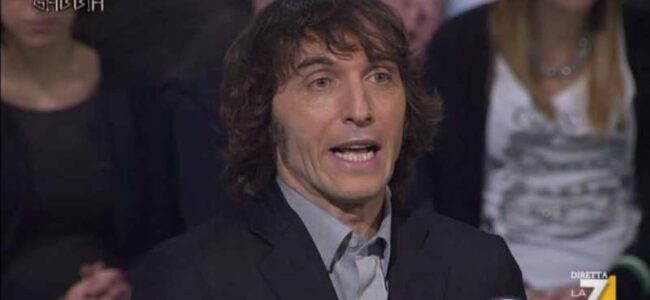 Cruciani incontra i tifosi del Napoli e scappa via. Il conduttore della Zanzara è una tigre solo in radio ma dal vivo si dimostra...