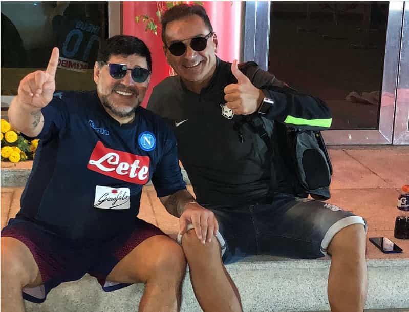 Dubai, Maradona si allena con la maglia del Napoli. El pibe incoraggia gli azzurri su instagram