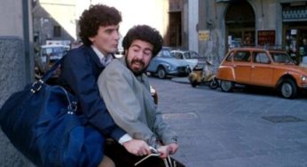 Buon compleanno Troisi, oggi avrebbe compiuto 65 anni. Lello Arena ricorda Massimo: “era di un altro pianeta”