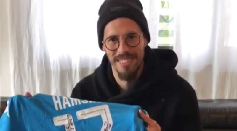 Hamsik regala la sua maglia a Maradona. Bellissimo messaggio per Diego