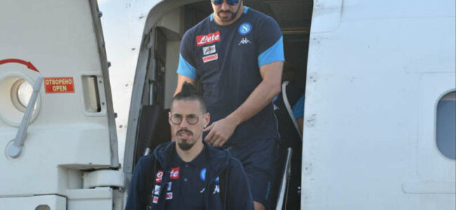 FOTO. L'aereo del Napoli arriva a Torino. Che sorpresa sulla pista