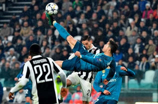 Il giornalista imita la rovesciata di Ronaldo, ma finisce al pronto soccorso