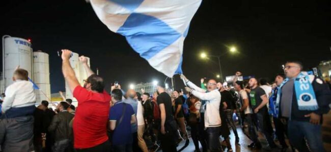Napoli in delirio, ventimila tifosi fanno festa, giocatori increduli