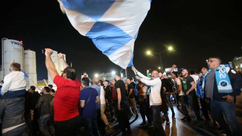Napoli in delirio, ventimila tifosi fanno festa, giocatori increduli