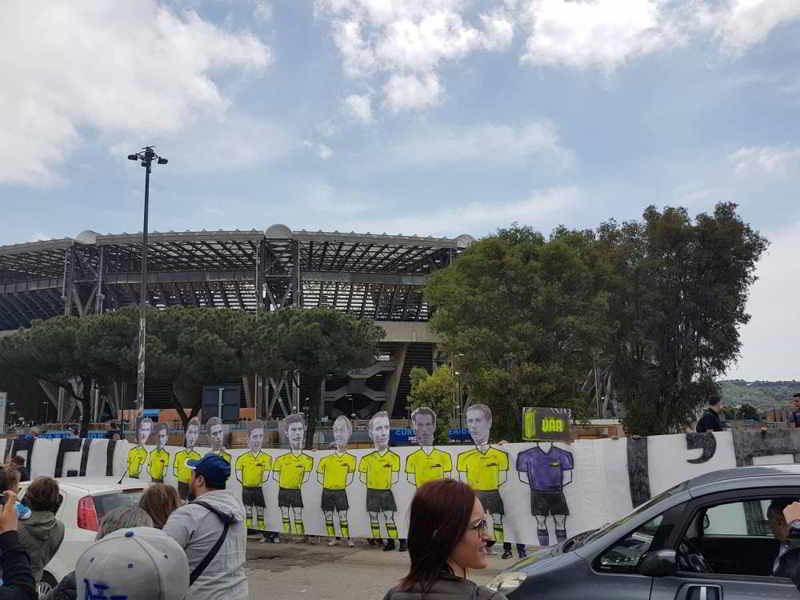 Protesta dei tifosi del Napoli: "compra gli arbitri... Orsato gonfia la rete"