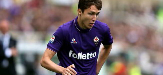 Napoli su Chiesa offerti 50 milioni Muro Fiorentina De Laurentiis chiama Della Valle e al cash aggiunge anche due giocatori. Ancelotti telefonata al papà Enrico. Solita azione di disturbo della Juve.