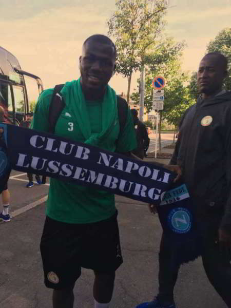 Il Club Napoli Lussemburgo ha incontrato il difensore del Napoli nel principato. Il presidente Andrea Castaldo gli ha chiesto: "Koulibaly resta con noi".