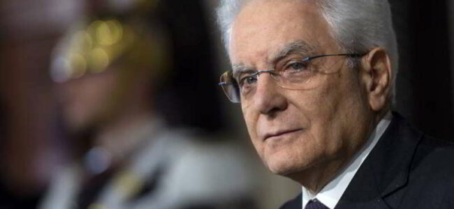 Il Presidente della Repubblica Mattarella sulla Juve: «Aiutate gli arbitri, voi siete un modello. I giocatori sono un modello per i giovani e hanno una grande responsabilità». I social insorgono.