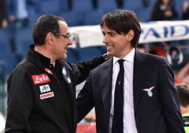 Il rapporto tra Sarri e De Laurentiis potrebbe finire dopo tre anni di grande bellezza. Secondo le ultime voci De Laurentiis ha parlato con Simone Inzaghi, ricevendo la disponibilità al trasferimento. Piacciono anche Ancelotti e Emery.