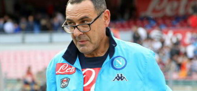 Succede solo a Napoli. I tifosi impazziti per Maurizio Sarri, in procinto di rinnovare, scomodano un pezzo sacro della canzone napoletana, così torna a Surriento diventa Sarrimiento.