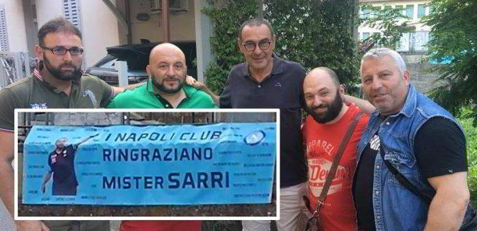 A Figline Valdarno, compare uno Striscione dei Napoli club per Sarri:"I Napoli club ringraziano Maurizio Sarri". Il tecnico si emoziona.
