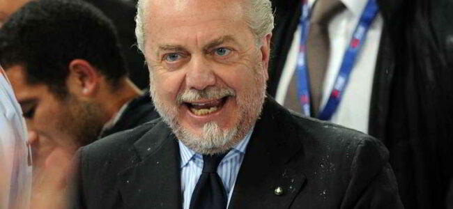 Secondo l'Ansa De Laurentiis potrebbe esonerare Sarri. Il tecnico temporeggia, quindi, ma il Napoli si irrita e sembra orientato a non aspettare aspettare oltre mercoledì. La società ha già avviato lo scouting per la sostituzione.