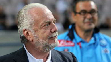 Domani l’incontro Sarri-De Laurentiis. L’accordo economico non rappresenta un ostacolo: tra 3,5 e 4 milioni l’anno. L’allenatore chiede un rafforzamento della rosa ma il presidente non investirà sui top player.