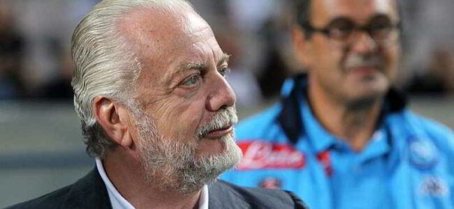 Domani l’incontro Sarri-De Laurentiis. L’accordo economico non rappresenta un ostacolo: tra 3,5 e 4 milioni l’anno. L’allenatore chiede un rafforzamento della rosa ma il presidente non investirà sui top player.