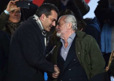 Il presidente De Laurentiis e De Magistris allo scontro finale. Minacce di querele. Il presidente: sei lavori al San Paolo vanno a rilento, favori al fratello del sindaco. De Magistris:frasi diffamatorie, spero che sia solo un colpo di sole.