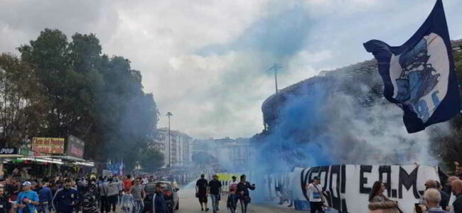 Protesta dei tifosi del Napoli: "compra gli arbitri... Orsato gonfia la rete"