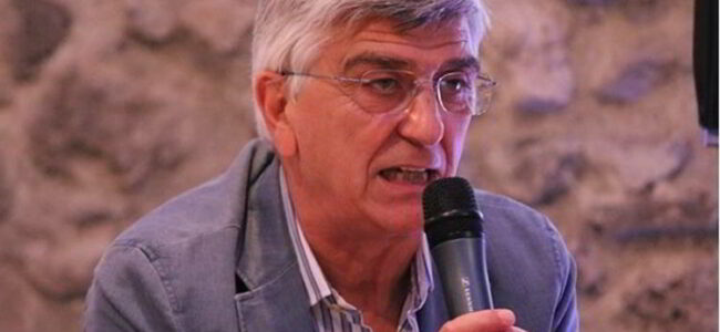 Enrico Fedele boccia Sarri. L'opinionista sulle colonne del quotidiano il Roma valuta il tecnico del Npaoli con un 5. Fedele consiglia anche: "ADL prenda Conte"
