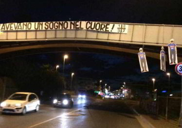 Mondragone, striscione contro il Napoli e manichini appesi: "Avevano un sogno nel cuore" .  I tifosi juventini della Campania escono allo scoperto festeggiando il titolo della seconda squadra di Torino.